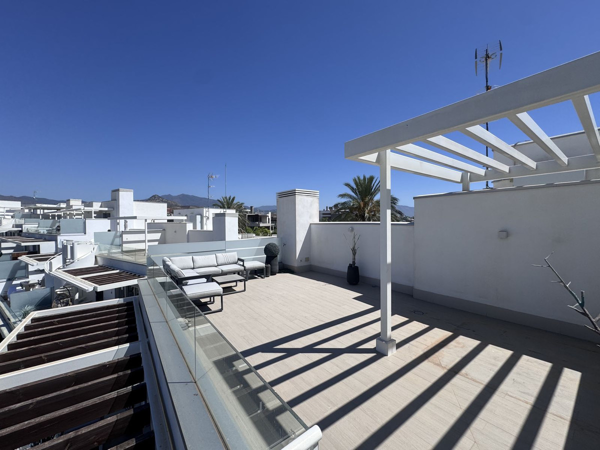 2 Bedroom Penthouse in Estepona - Photo 22
