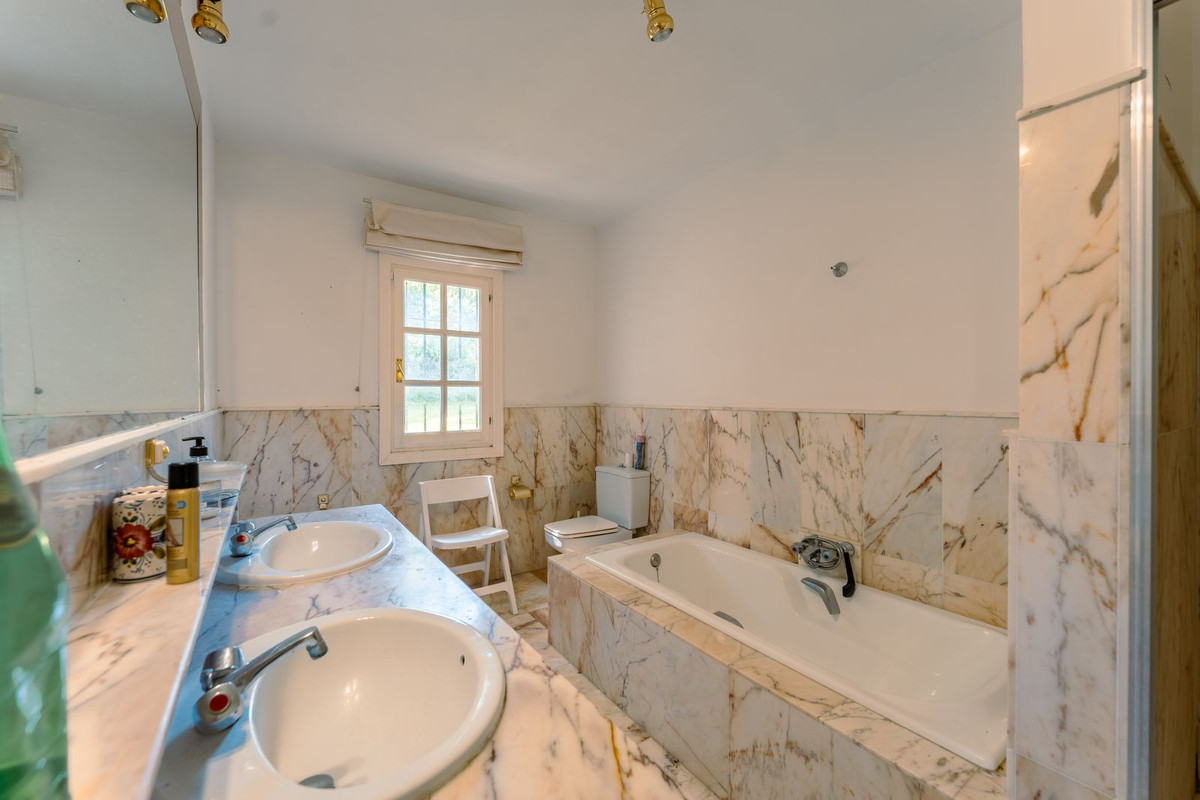 8 Bedroom Country house in Estepona - Фото 16