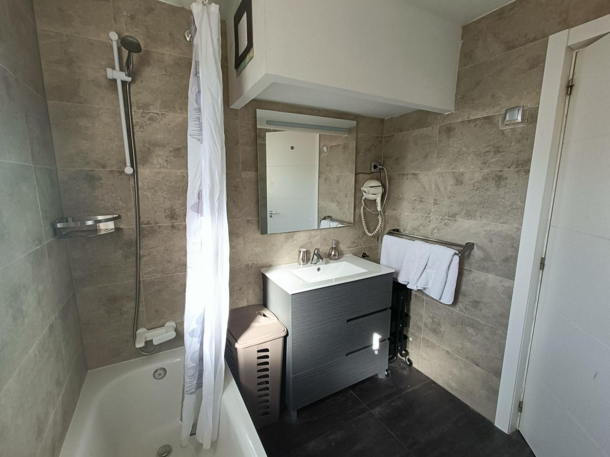 2 Bedroom Apartment in Estepona - Photo 11