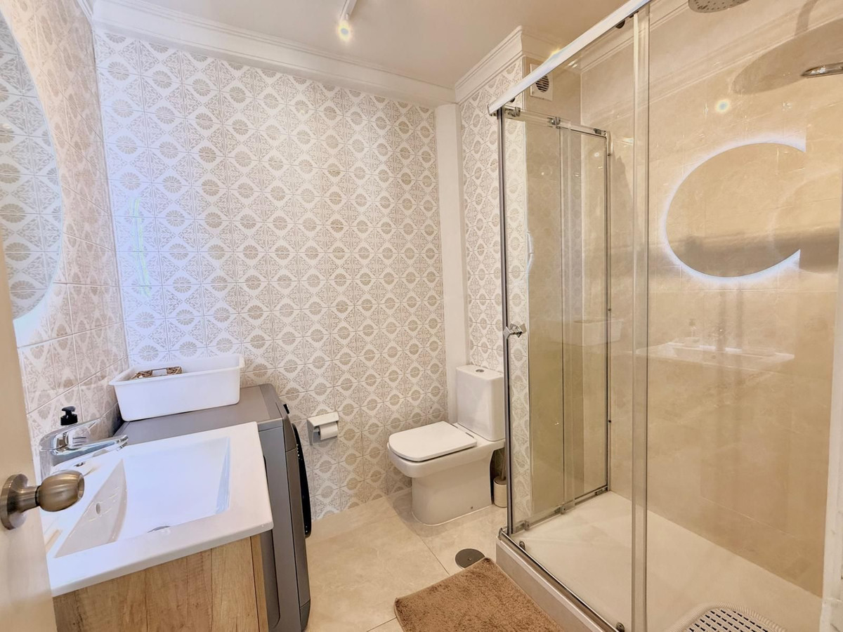 2 Bedroom Penthouse in Fuengirola - Photo 17