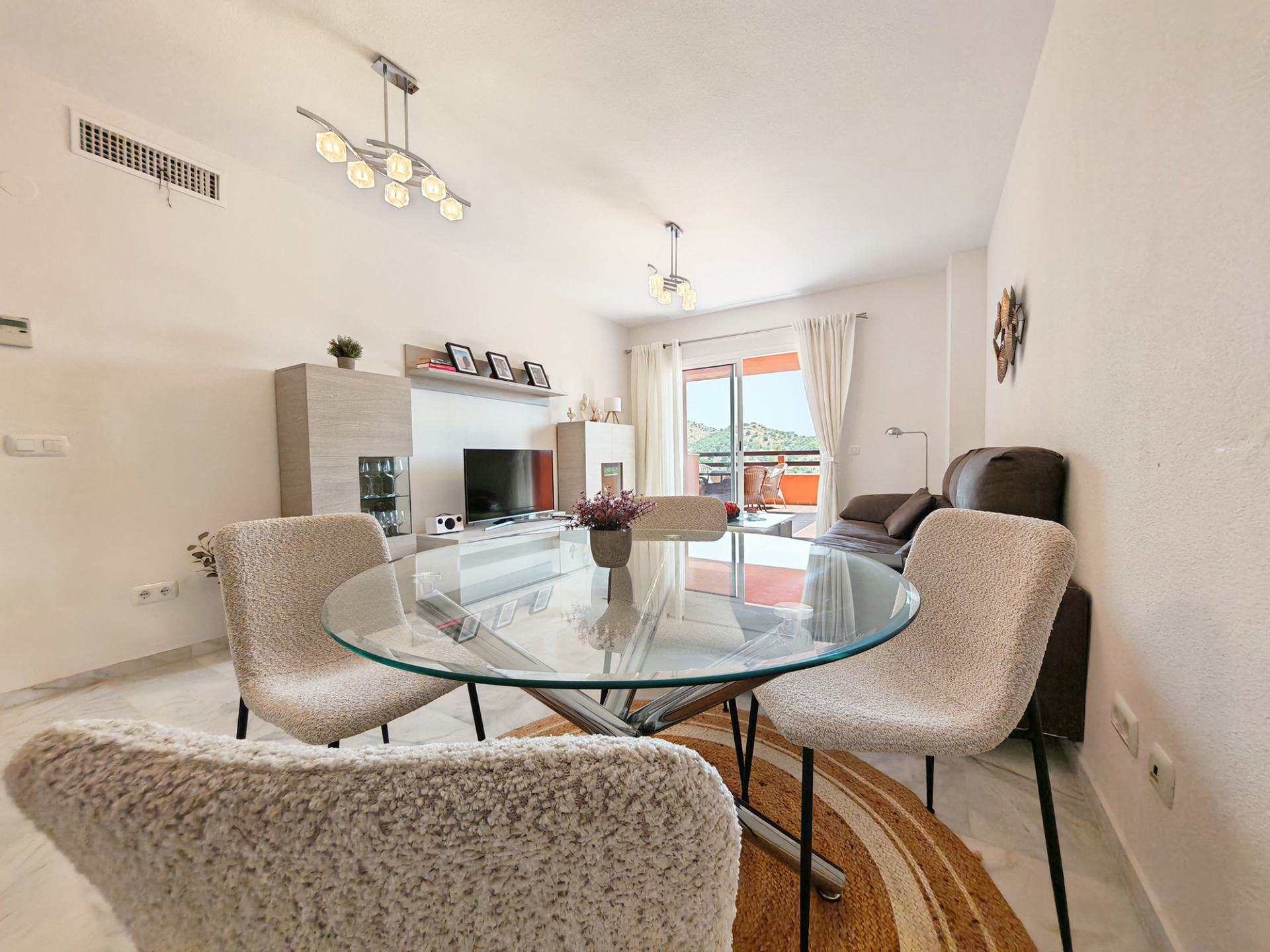 2 Bedroom Apartment in Marbella - Photo 4