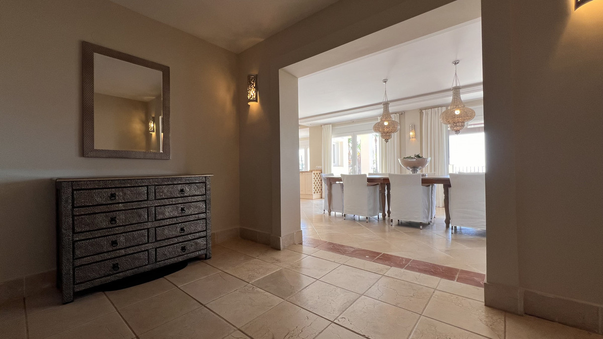 4 Bedroom Villa in Estepona - Photo 8