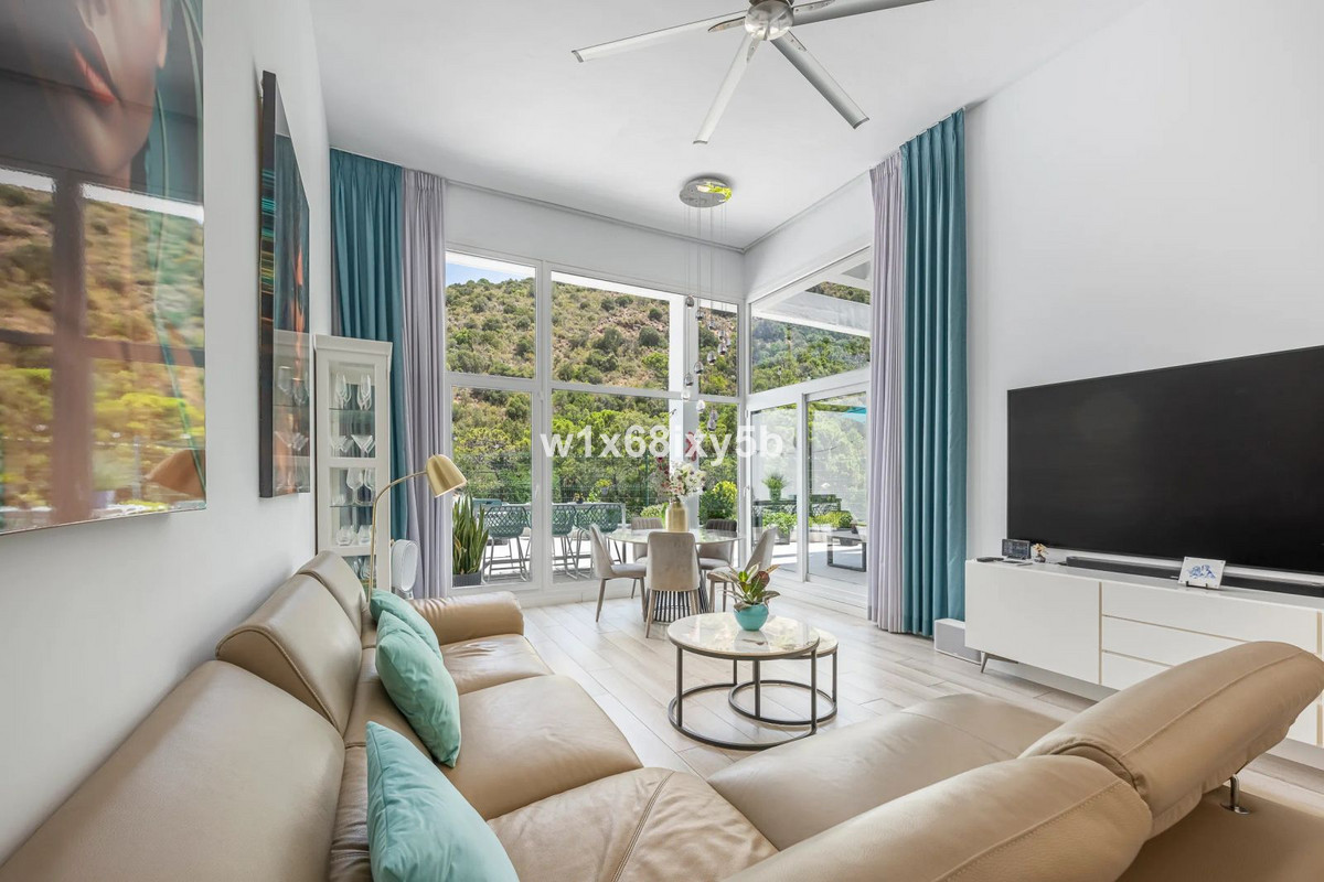 4 Bedroom Apartment in Benahavís - Photo 2