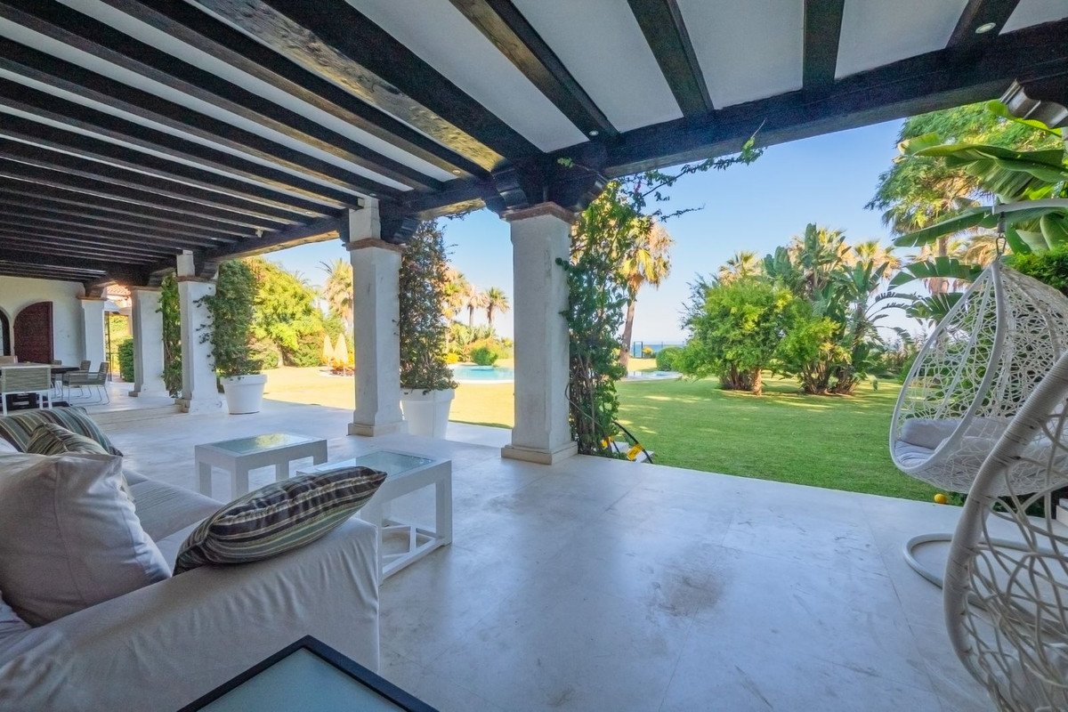 10 Bedroom Villa in Estepona - Photo 7