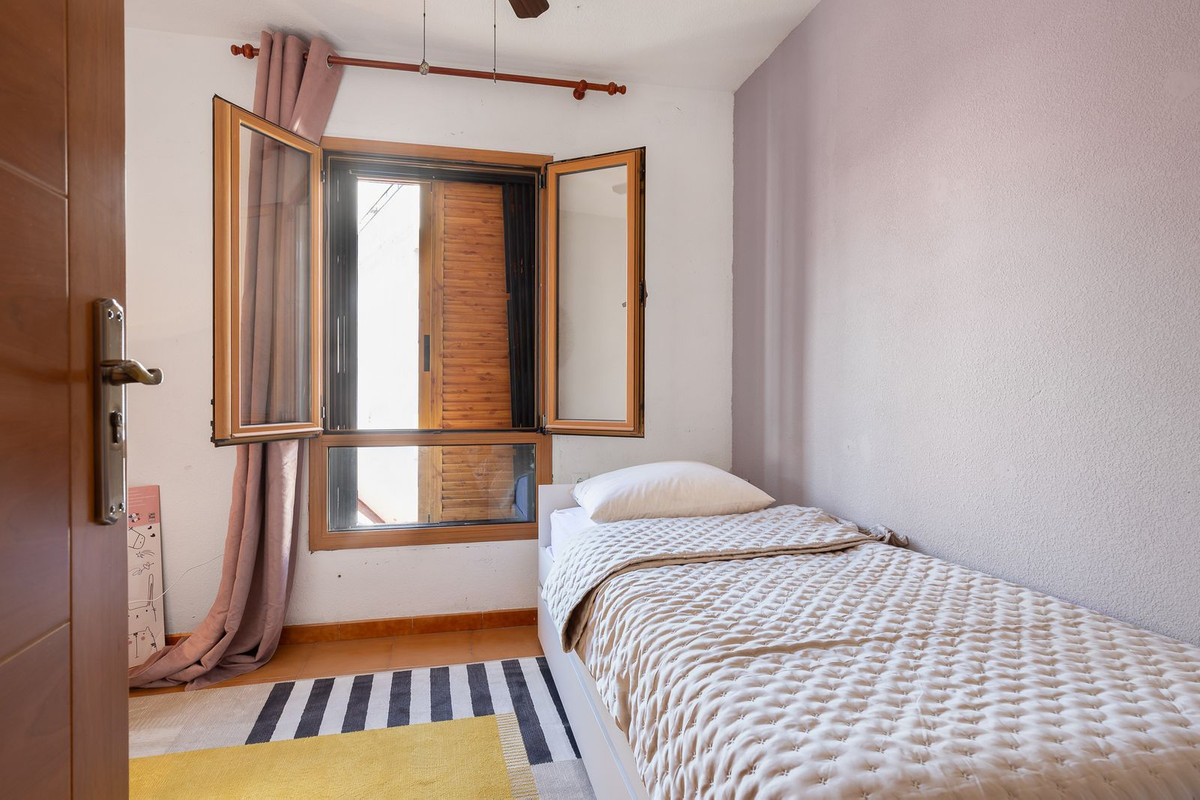 4 Bedroom Townhouse in Torremolinos - Photo 18