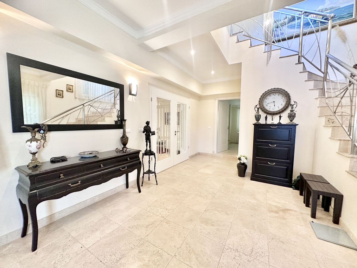 6 Bedroom Villa in Marbella - Photo 10