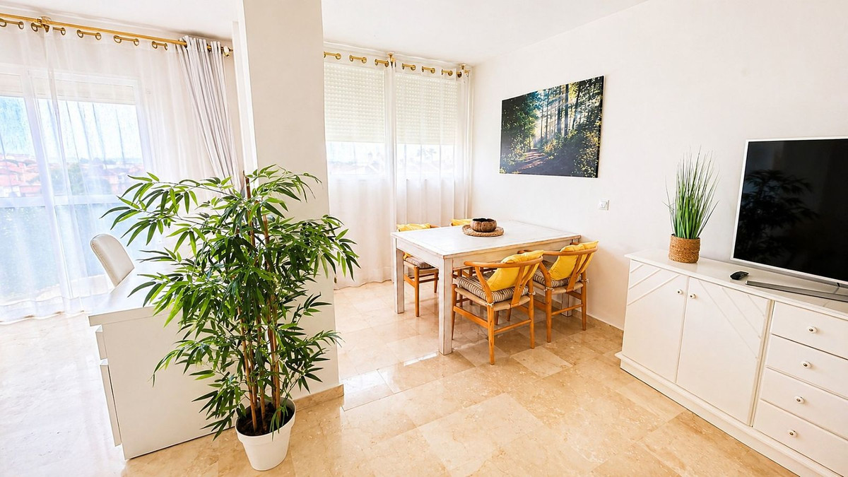 2 Bedroom Apartment in Estepona - Photo 8