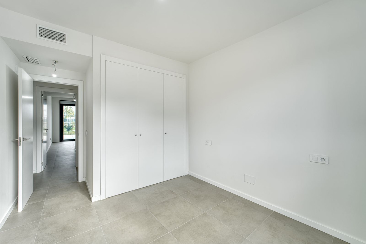 2 Bedroom Apartment in Torremolinos - Photo 8