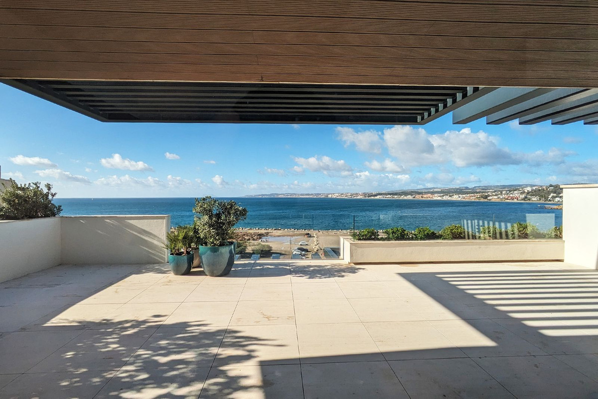 2 Bedroom Apartment in Estepona - Photo 2