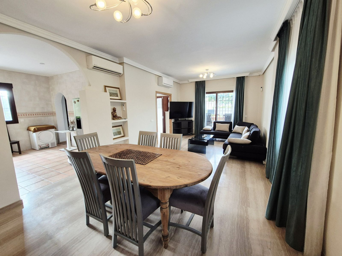 4 Bedroom Villa in San Pedro de Alcántara - Photo 13
