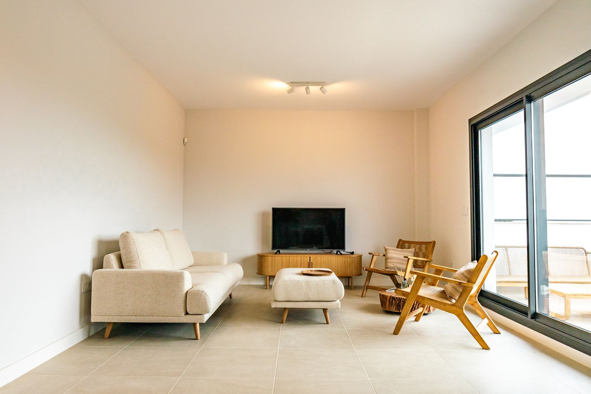 2 Bedroom Penthouse in Estepona - Photo 2