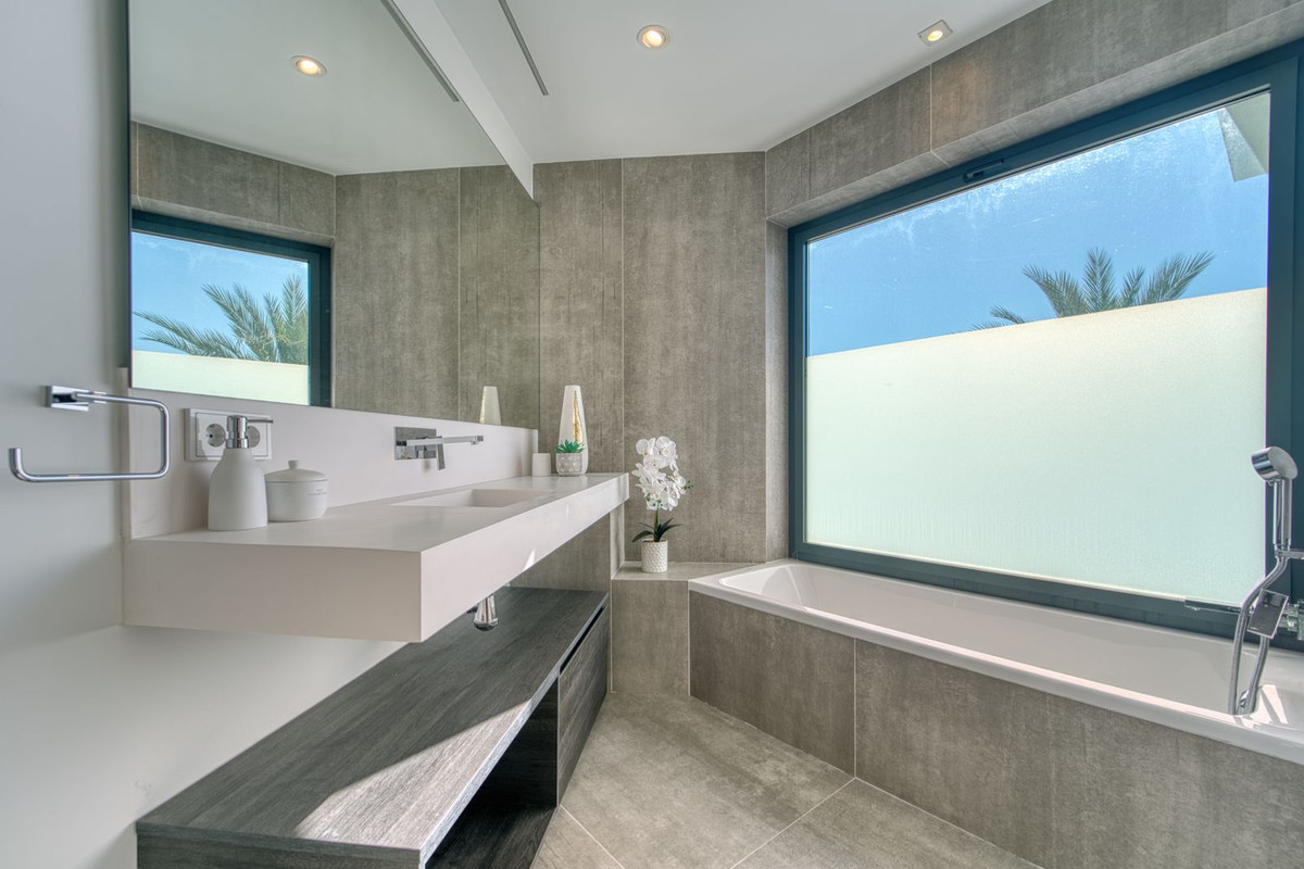 3 Bedroom Townhouse in Estepona - Photo 15