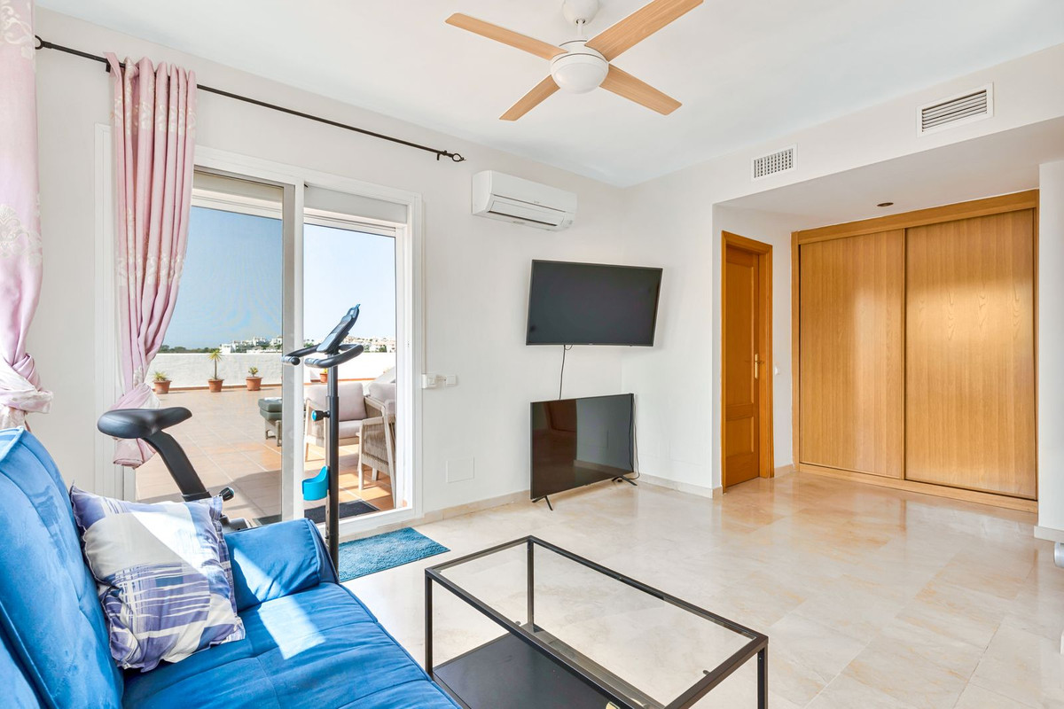 3 Bedroom Penthouse in Estepona - Photo 14