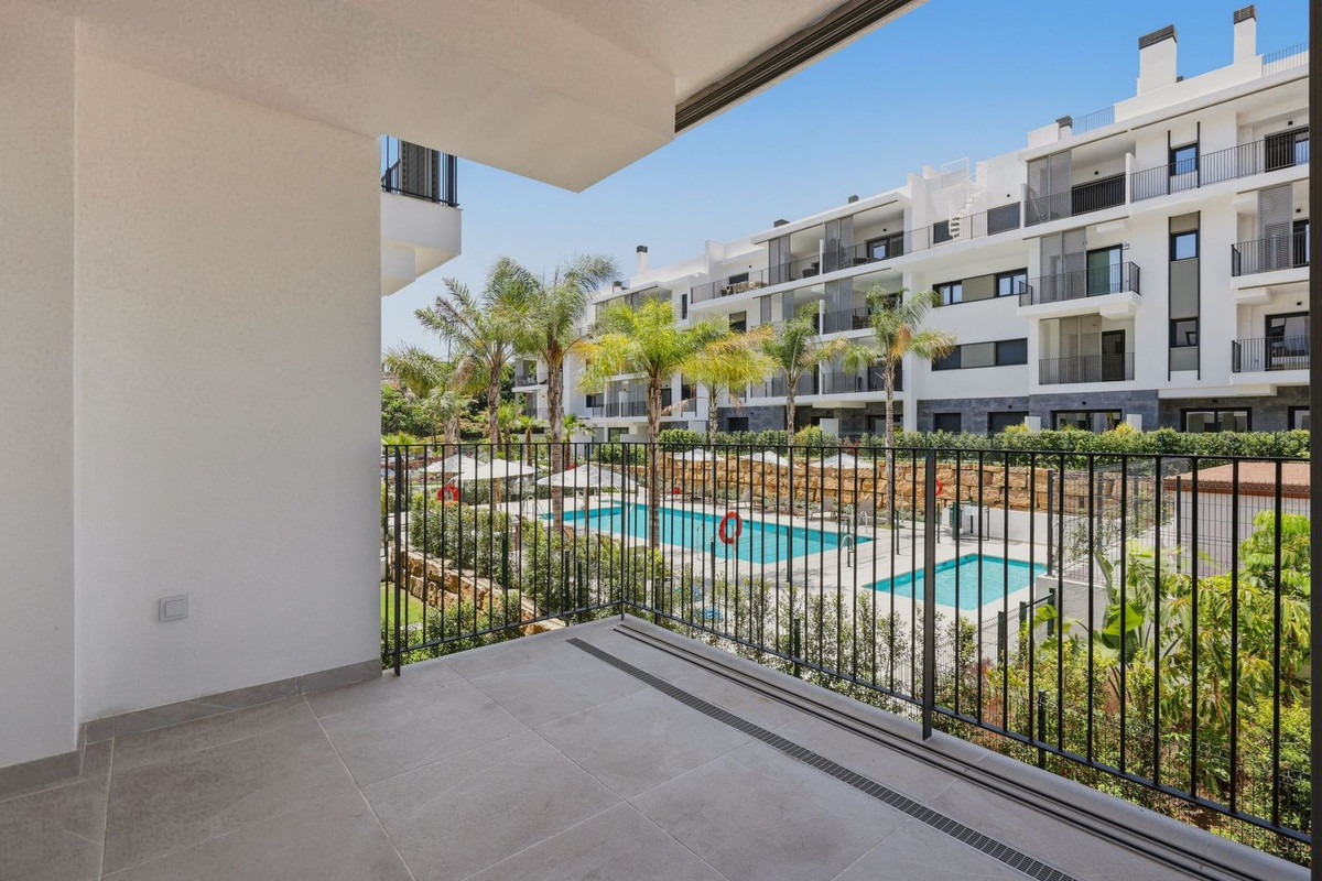 3 Bedroom Apartment in Estepona - Photo 3