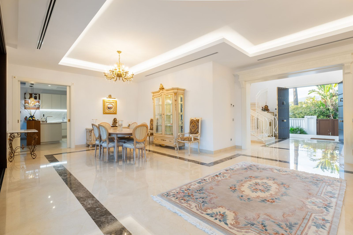 7 Bedroom Villa in San Pedro de Alcántara - Photo 3