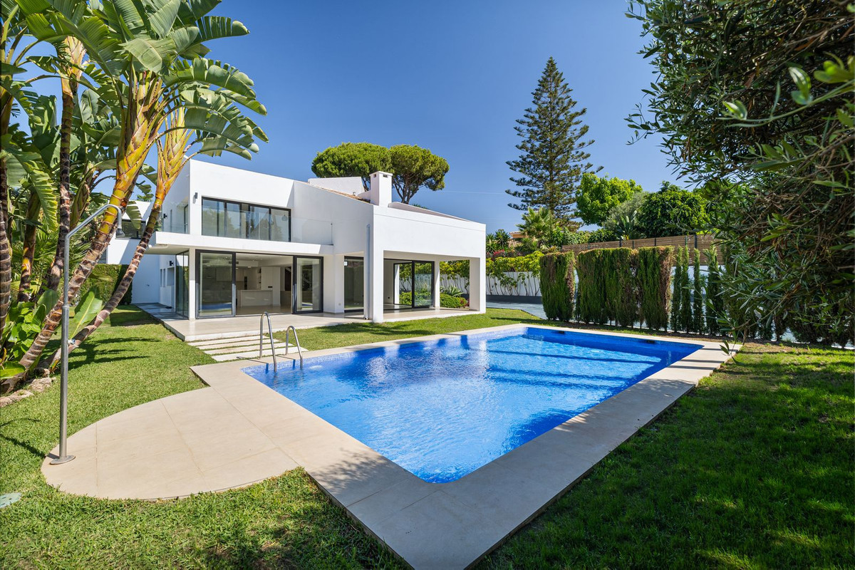 4 Bedroom Villa in San Pedro de Alcántara - Photo 2