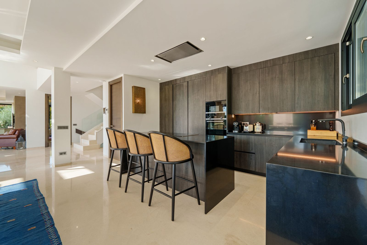 6 Bedroom Villa in Marbella - Photo 18