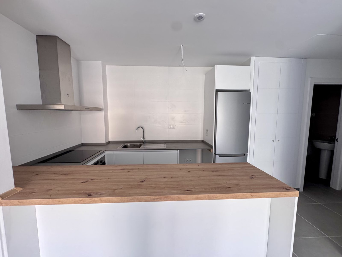 2 Bedroom Apartment in Benalmádena - Photo 14