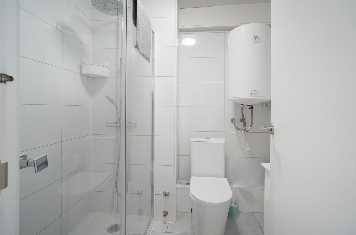 1 Bedroom Apartment in Benalmádena - Photo 10