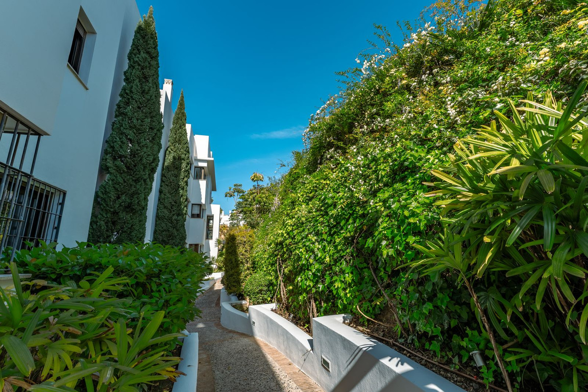 2 Bedroom Apartment in Benahavís - Photo 32
