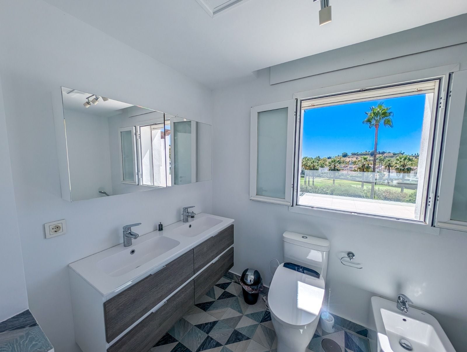 4 Bedroom Villa in Marbella - Photo 25