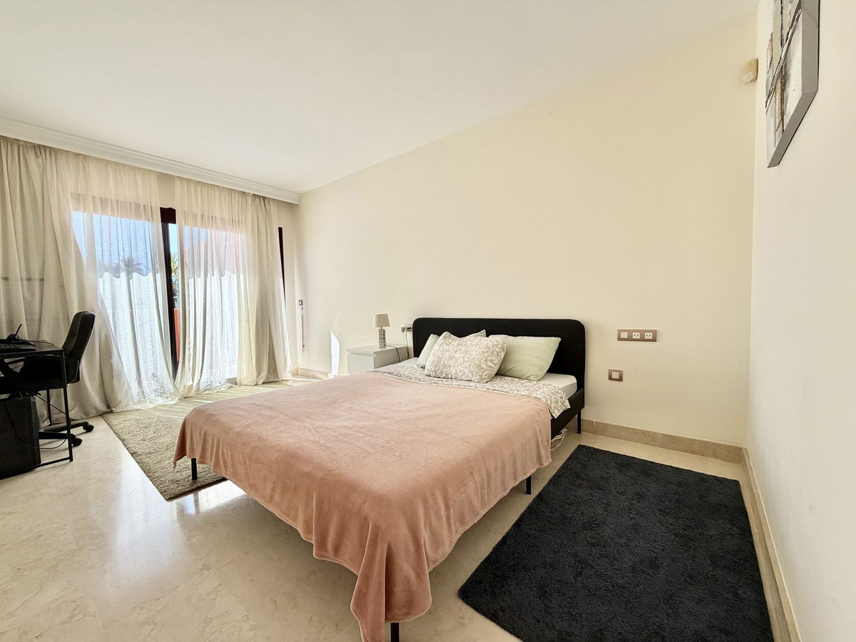 2 Bedroom Apartment in Benahavís - Photo 5