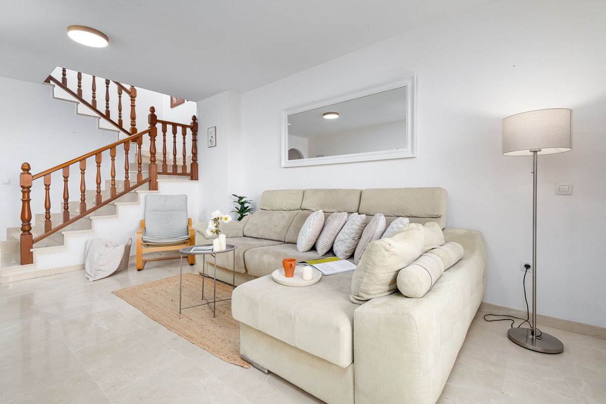 2 Bedroom Penthouse in Fuengirola - Photo 6