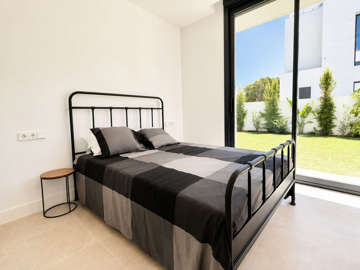 5 Bedroom Villa in Estepona - Photo 16