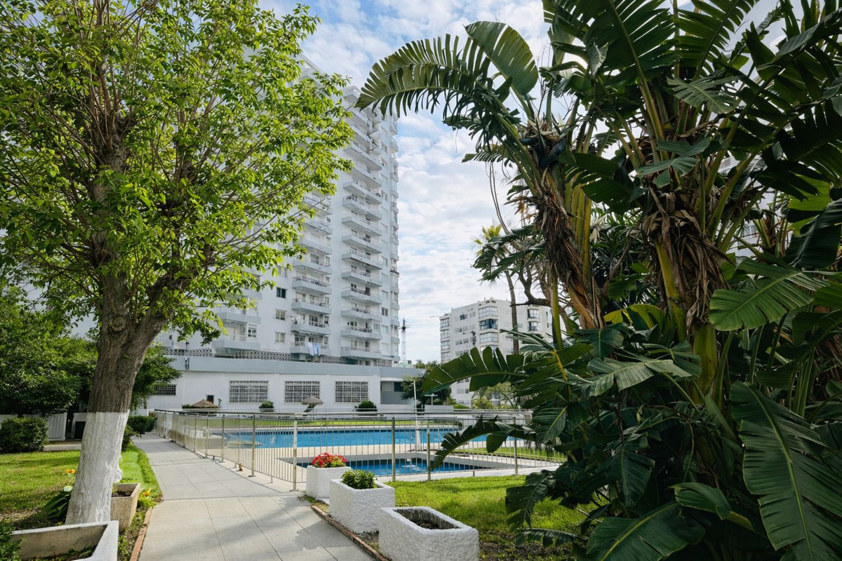 2 Bedroom Apartment in Benalmádena - Photo 24