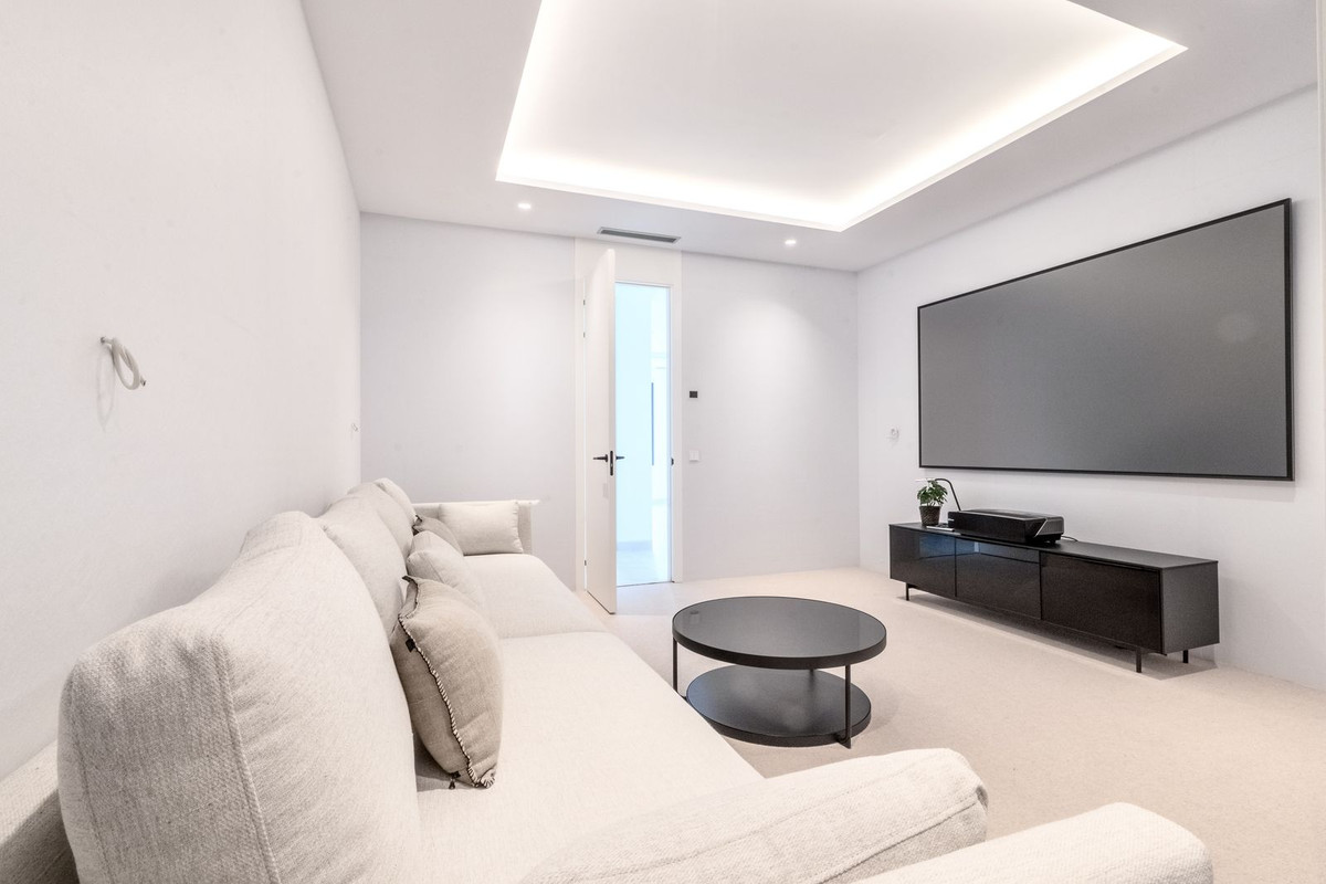 4 Bedroom Villa in Marbella - Photo 40