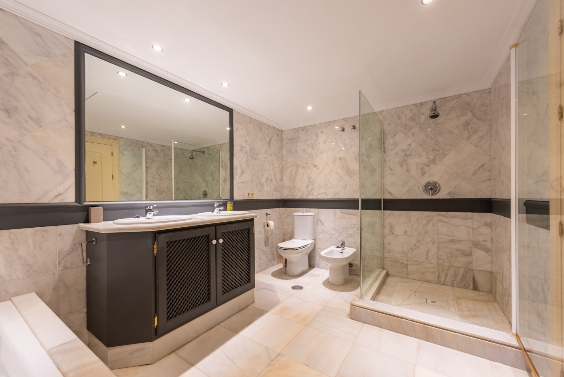 2 Bedroom Apartment in Benahavís - Photo 18
