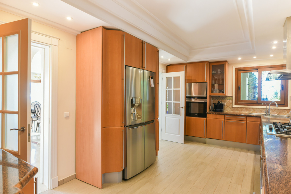 5 Bedroom Villa in Marbella - Photo 11