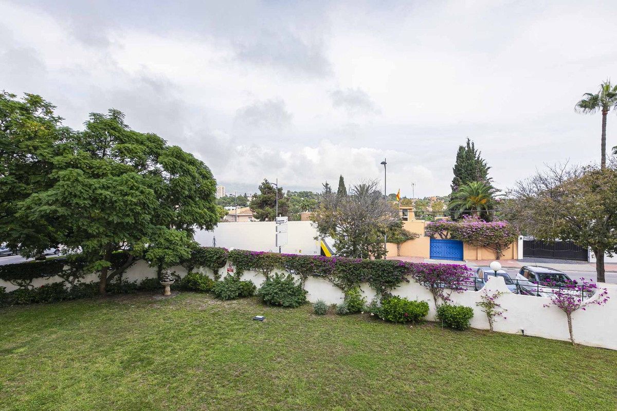 2 Bedroom Apartment in Marbella - Photo 22