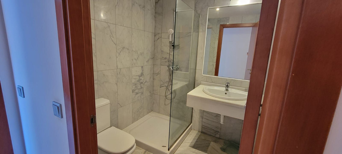2 Bedroom Apartment in Benahavís - Photo 21