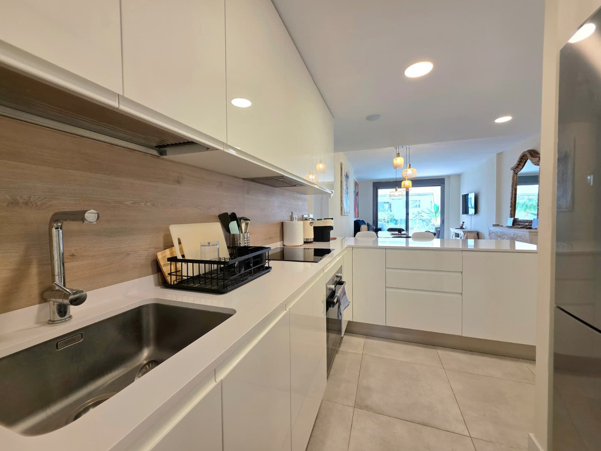2 Bedroom Apartment in Estepona - Photo 7