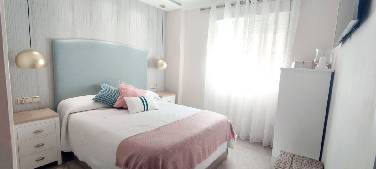 2 Bedroom Apartment in Estepona - Photo 2