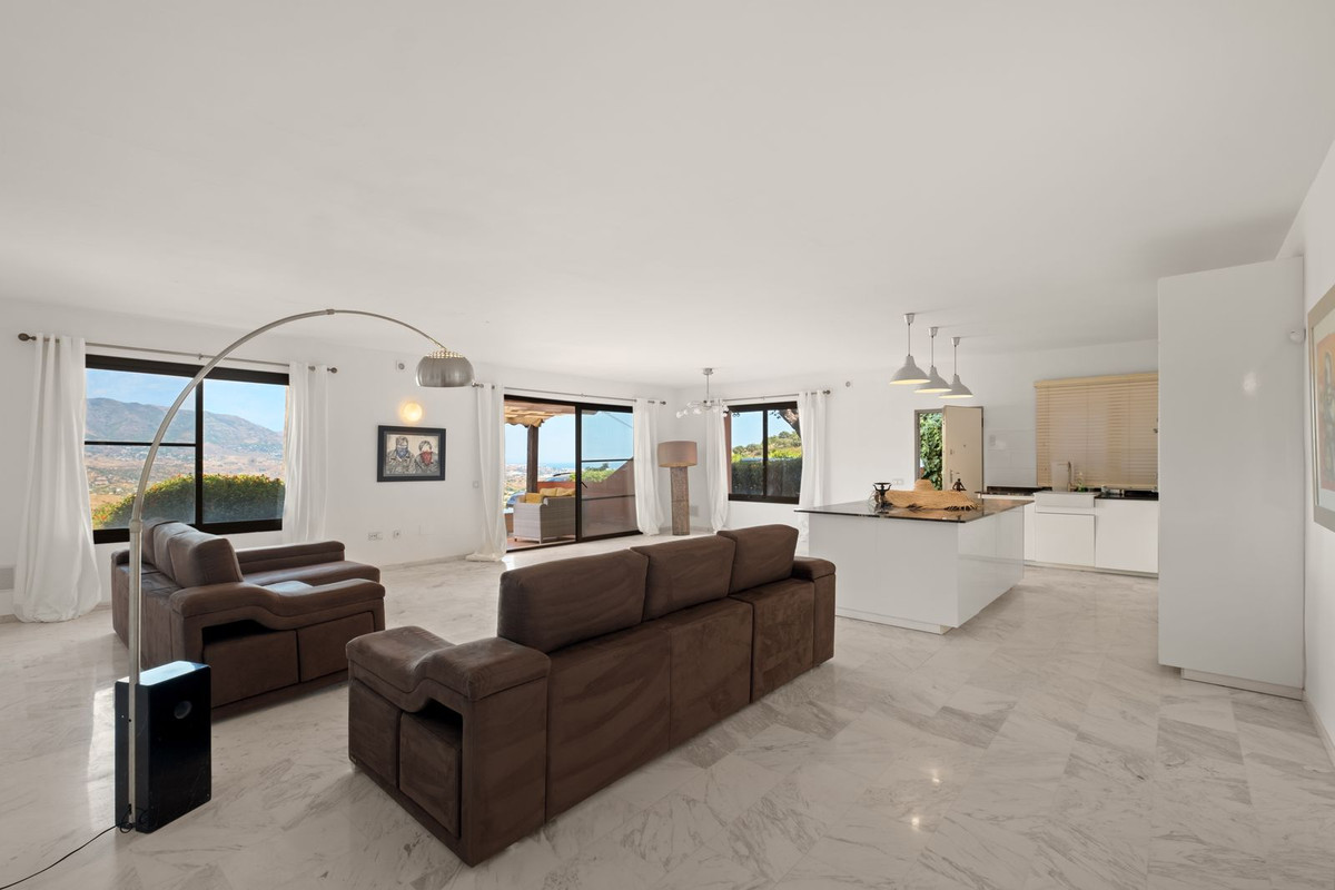 2 Bedroom Apartment in Marbella - Photo 5