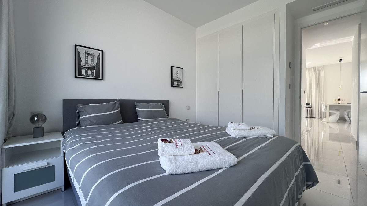 3 Bedroom Penthouse in Estepona - Photo 19