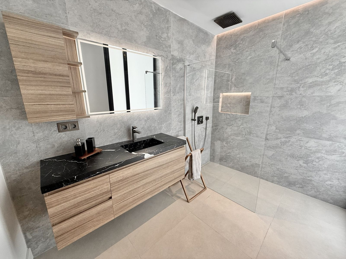 4 Bedroom Villa in Estepona - Photo 55