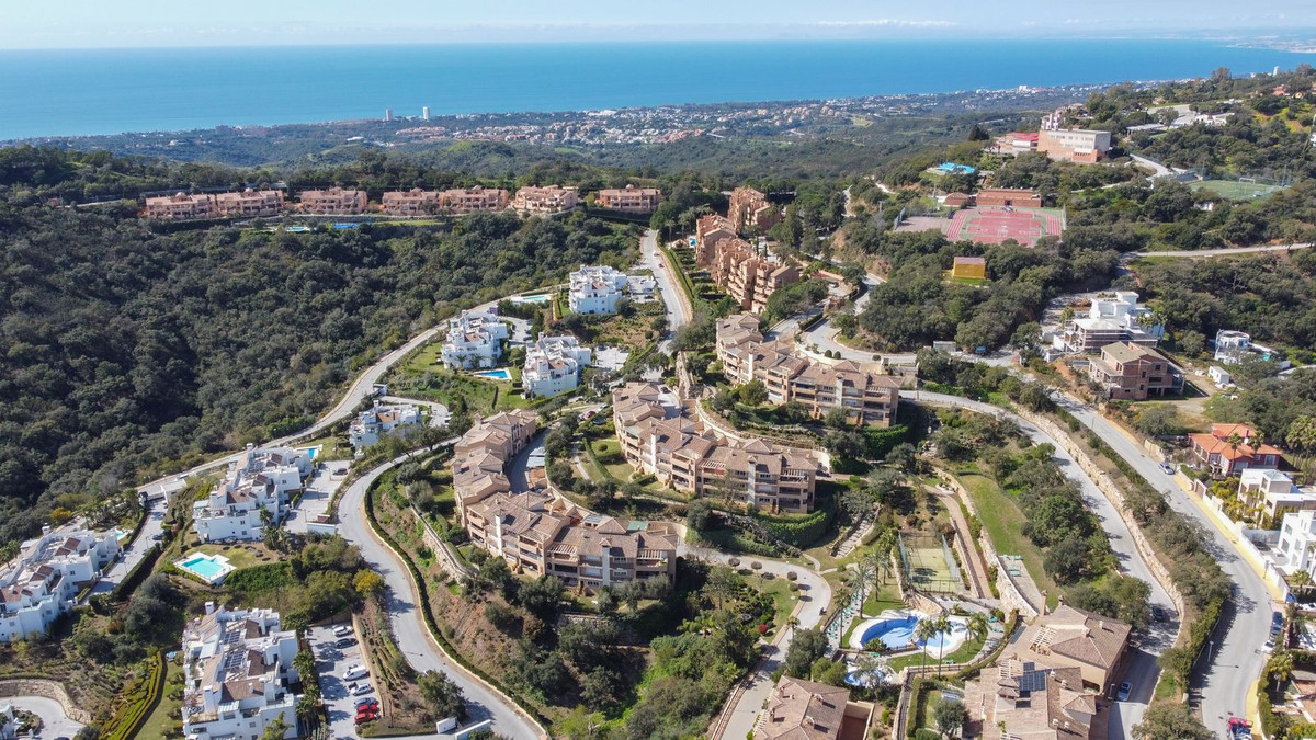 2 Bedroom Apartment in Marbella - Photo 25