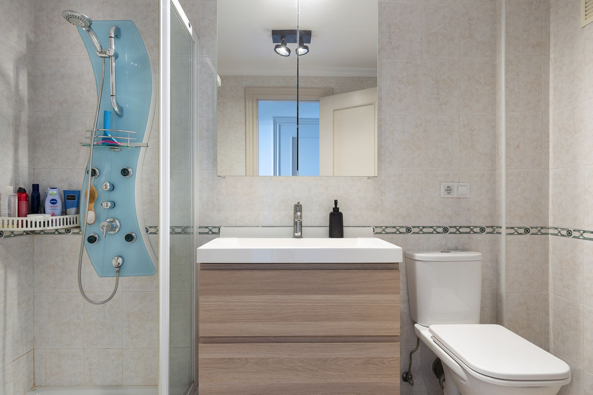 2 Bedroom Apartment in Torremolinos - Photo 18