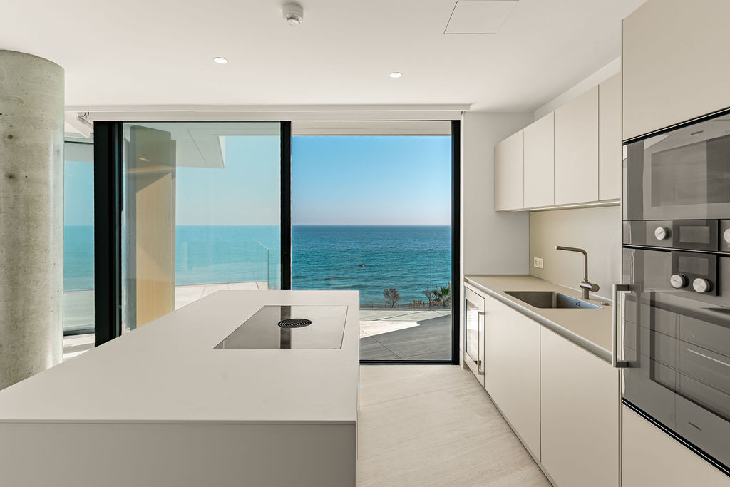 4 Bedroom Penthouse in Estepona - Photo 6