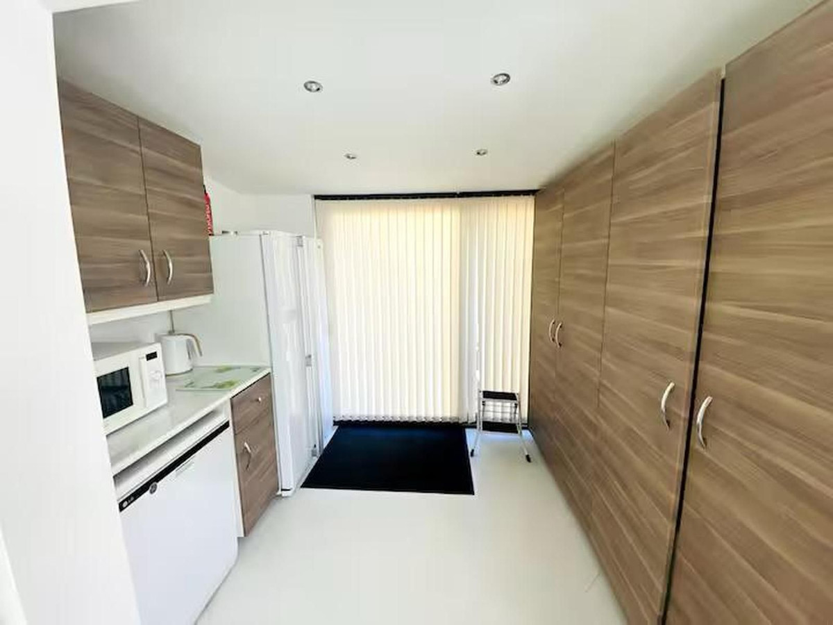 2 Bedroom Apartment in Estepona - Photo 4
