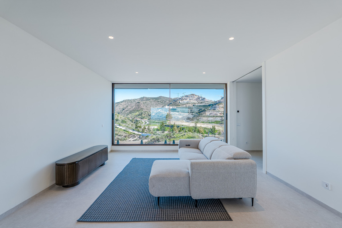4 Bedroom Apartment in Benahavís - Photo 7