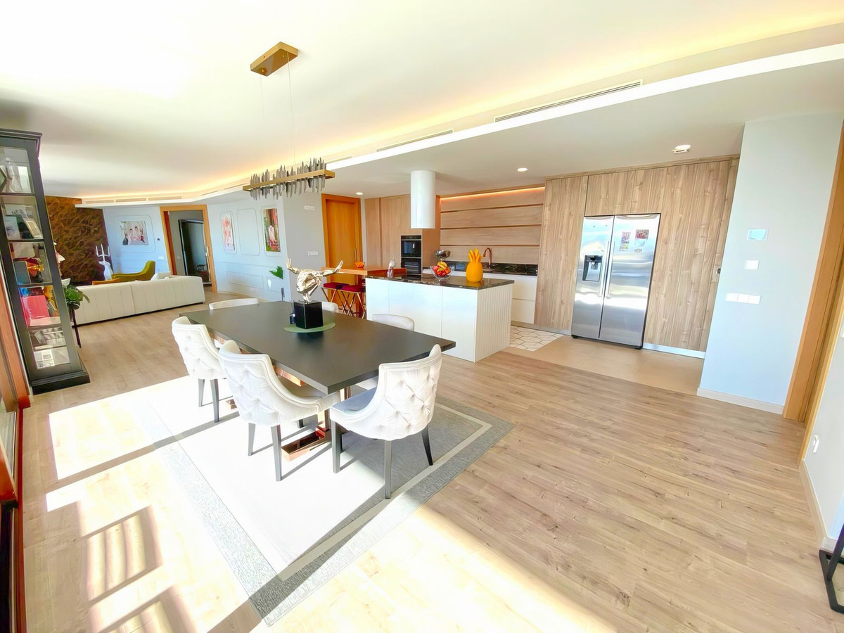 4 Bedroom Apartment in Benahavís - Photo 4