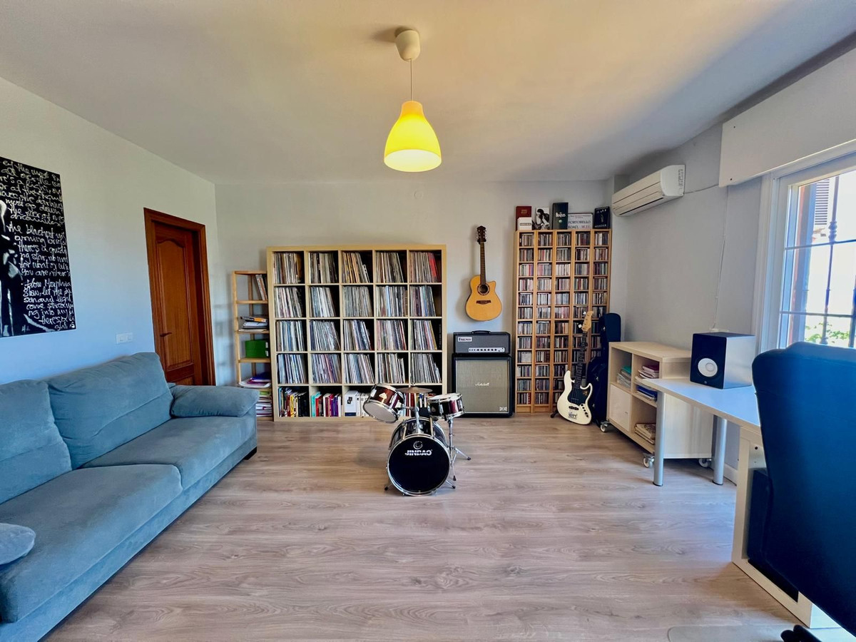 6 Bedroom Villa in Estepona - Photo 13