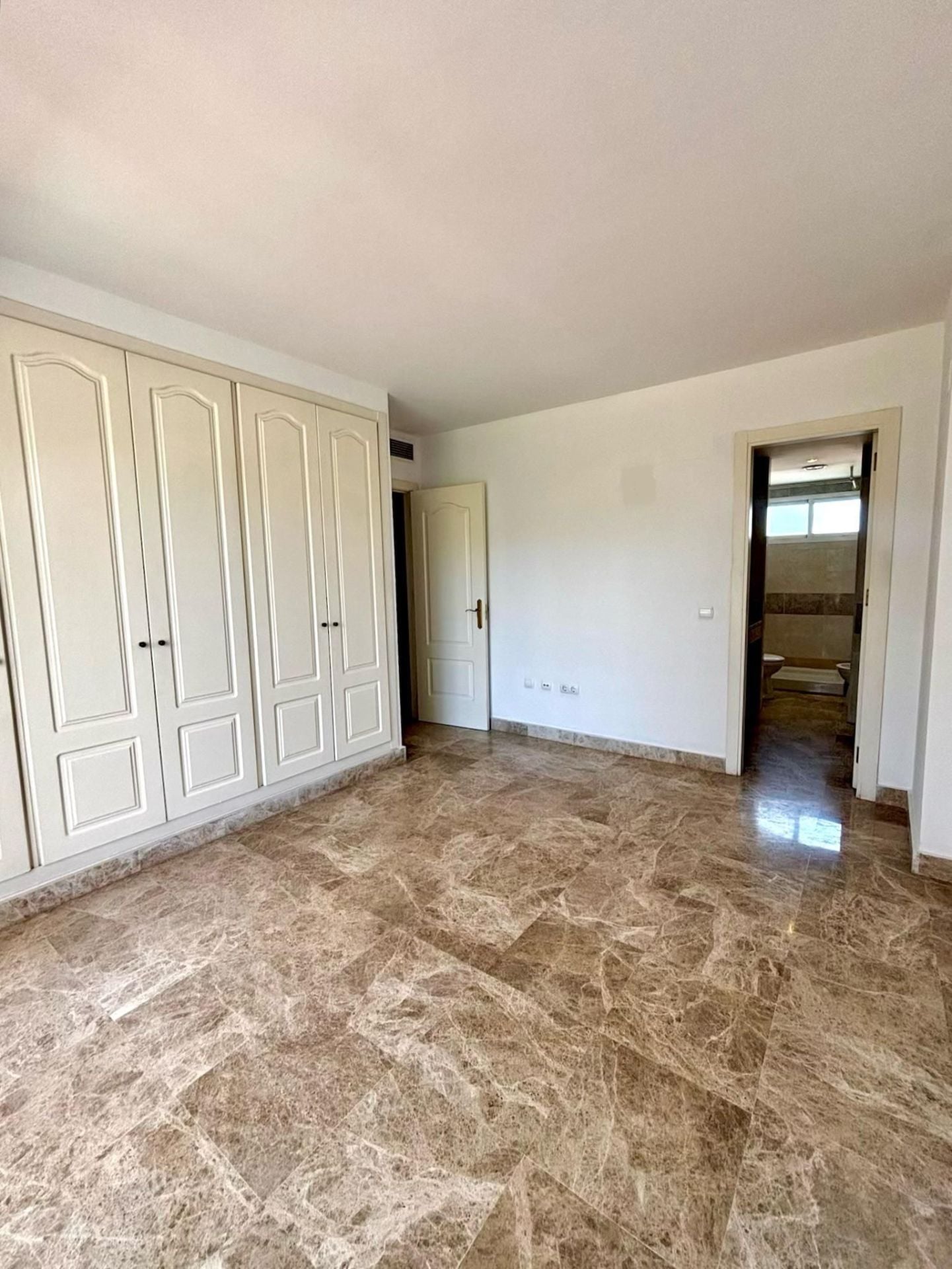 3 Bedroom Townhouse in Marbella - Photo 15