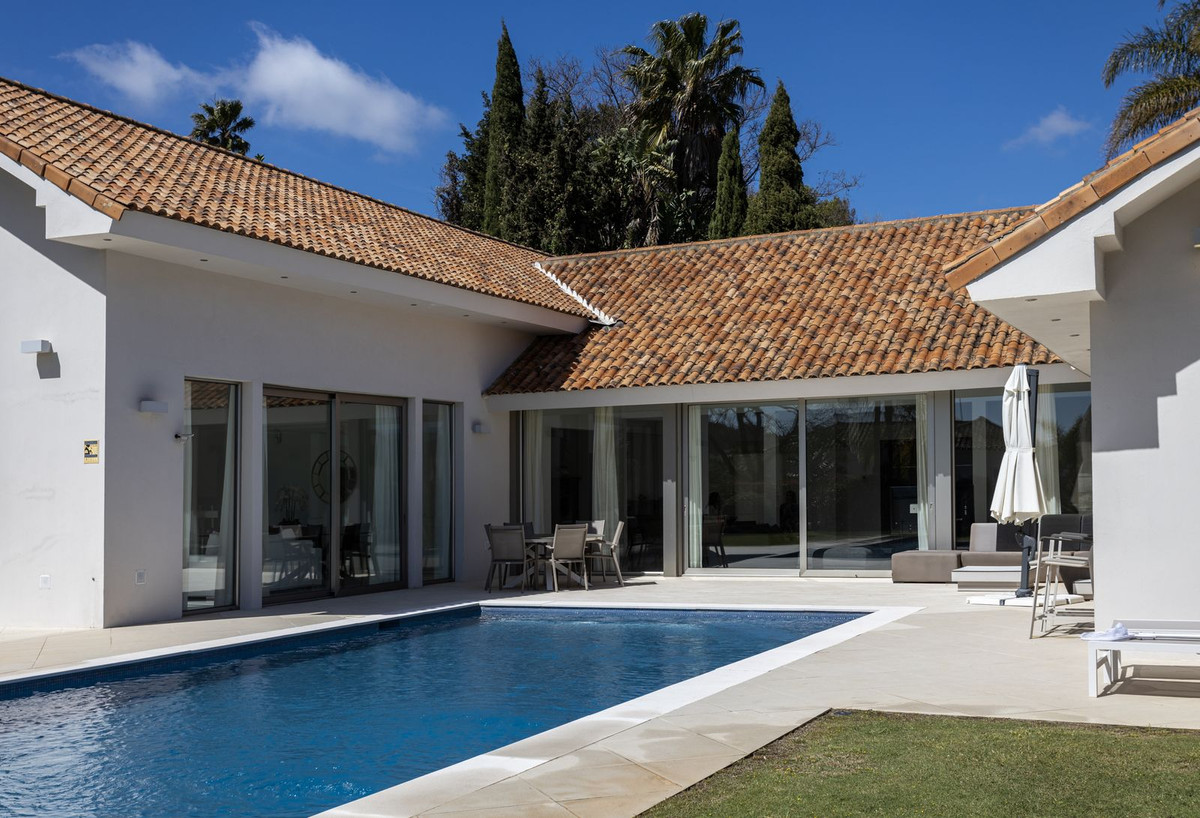 5 Bedroom Villa in San Roque - Photo 3