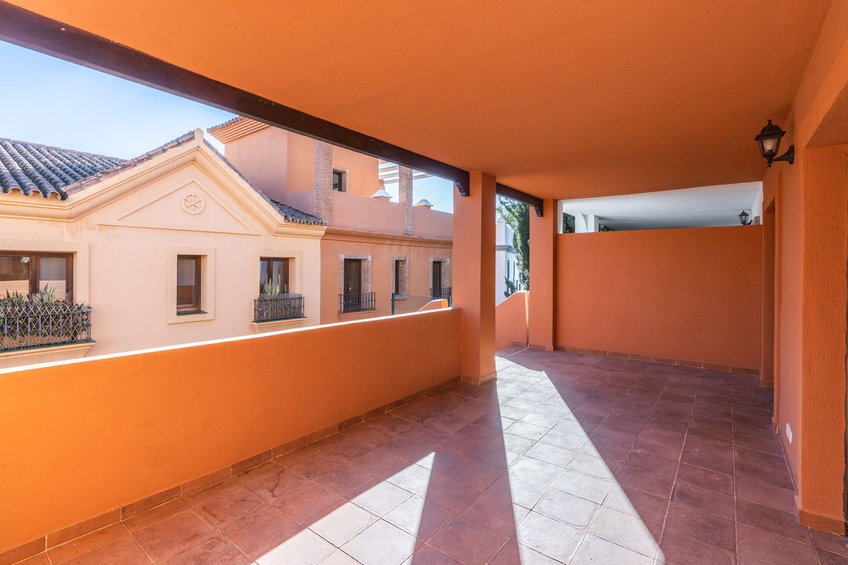 4 Bedroom Townhouse in Estepona - Photo 14