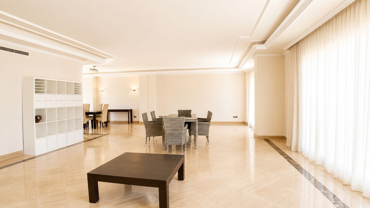 Piso de 4 dormitorios con piscina en Málaga – Foto 14